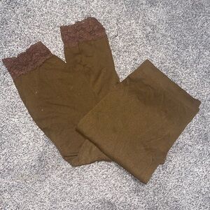 Brown capri tights with lace hem